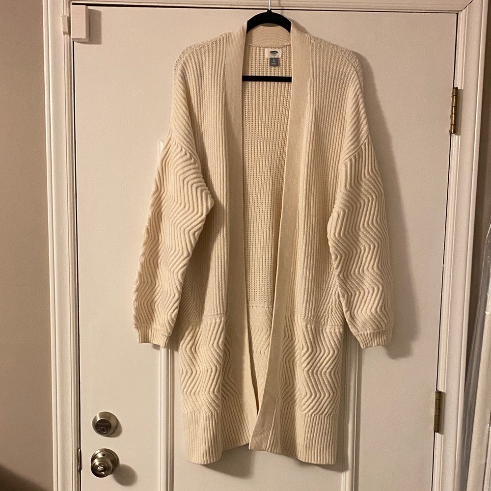 Old Navy Cream Knit Cardigan, like new, excellent condition. Fall/Winter, 40”L